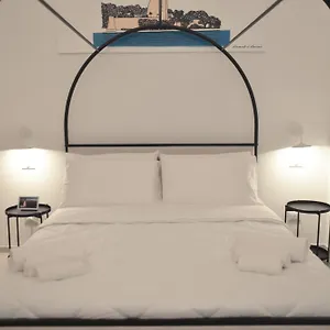 https://ellements-luxury-rooms.lecce-hotels.com
